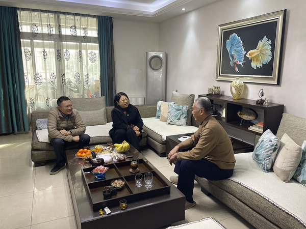熊猫体育集团等三家公司工会看望慰问退休职工